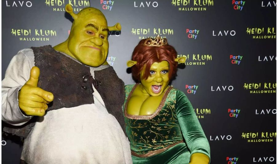 Heidi Klum (l) und ihr Freund Tom Kaulitz kommen als das grüne Oger-Paar Shrek und Fiona verkleidet zur 19. Halloweenparty von Heidi Klum.