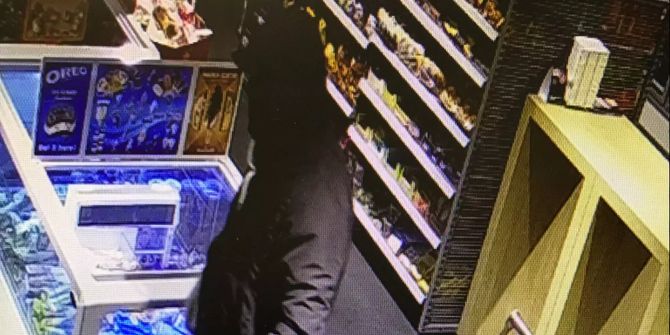 Die Polizei sucht nach diesem Mann, der mutmassliche eine Tankstelle überfallen wollte.