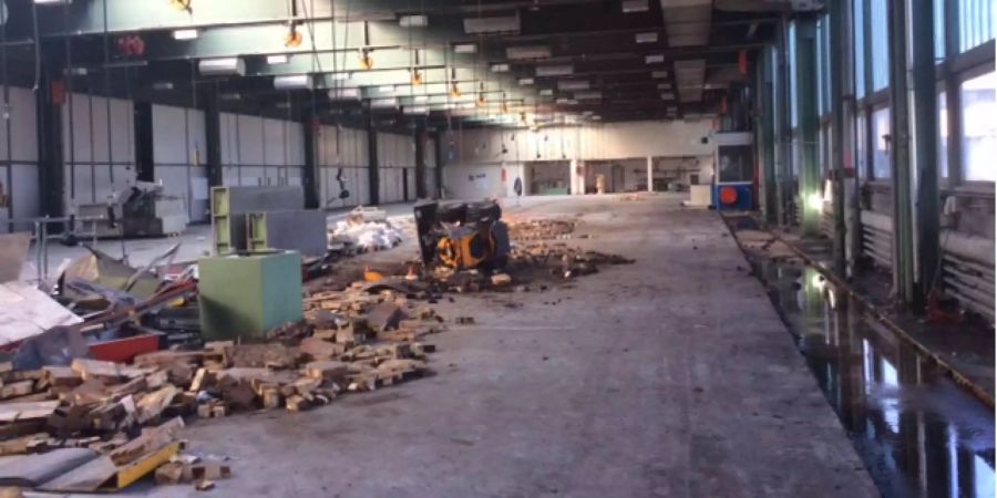 Der Baggerfahrer wurde schwer an den Beinen und am Oberkörper verletzt.