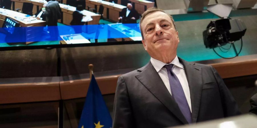 EZB-Chef Mario Draghi steht vor dem EU-Parlament in Brüssel.