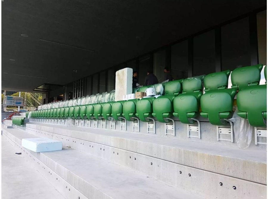 Es müssen noch einige Sitze montiert werden auf der Tribüne im Stadion Kleinfeld in Kriens LU.