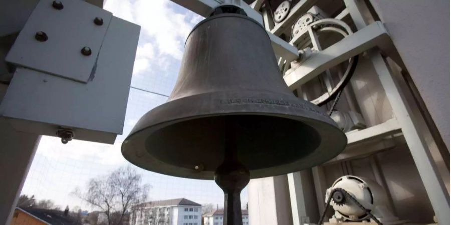 Eine Glocke des Kirchturms der evangelisch-reformierten Stefanskirche der Kirchgemeinde Hirzenbach in Schwamendingen ZH.