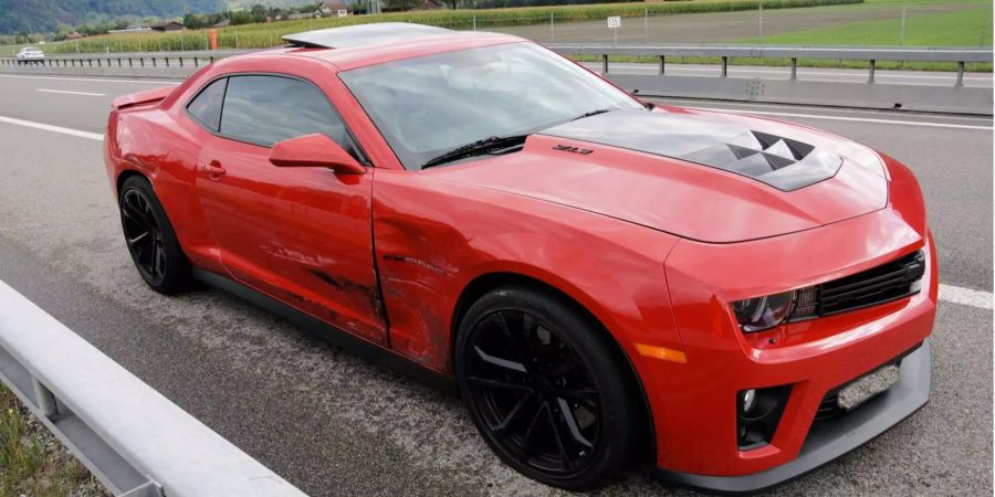 Ein roter Chevrolet Camaro eines 27-Jährigen kollidierte frontal mit einem weiteren Wagen bei Vilters SG.