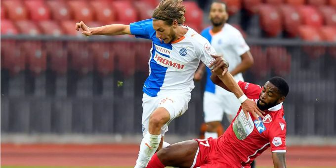 Der Grasshopper Numa Lavanchy, links, im Zweikampf gegen Alexandre Song vom FC Sion. Der Grasshopper Numa Lavanchy, links, im Zweikampf gegen Alexandre Song vom FC Sion.