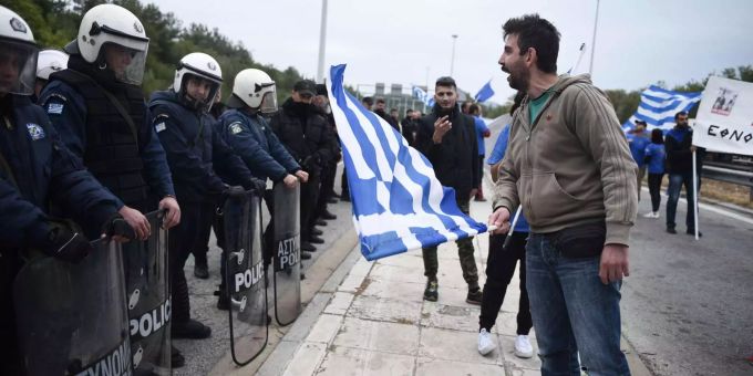 Ein griechischer Mann ruft bei einer Demonstration Parolen gegen den Namensvertrag Griechenlands mit dem benachbarten Mazedonien. Die Mazedonier stimmten am Sonntag in einem Referendum darüber ab, ob sie eine Regelung akzeptieren wollen, die einen jahrelangen Streit mit Griechenland beenden könnte. Ein griechischer Mann ruft bei einer Demonstration Parolen gegen den Namensvertrag Griechenlands mit dem benachbarten Mazedonien. Die Mazedonier stimmten am Sonntag in einem Referendum darüber ab, ob sie eine Regelung akzeptieren wollen, die einen jahrelangen Streit mit Griechenland beenden könnte.