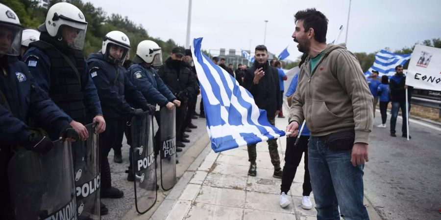 Ein griechischer Mann ruft bei einer Demonstration Parolen gegen den Namensvertrag Griechenlands mit dem benachbarten Mazedonien. Die Mazedonier stimmten am Sonntag in einem Referendum darüber ab, ob sie eine Regelung akzeptieren wollen, die einen jahrelangen Streit mit Griechenland beenden könnte.