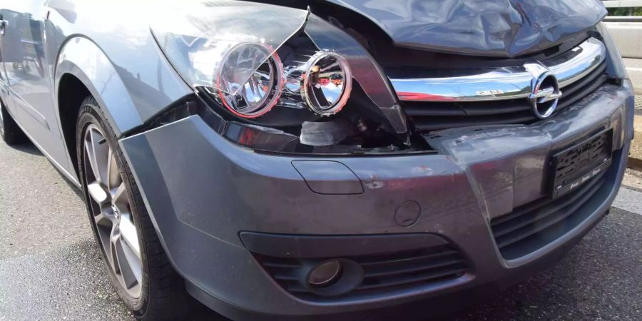 Verunfalltes silbernes Auto mit Schaden vorne - zvg Polizei Solothurn