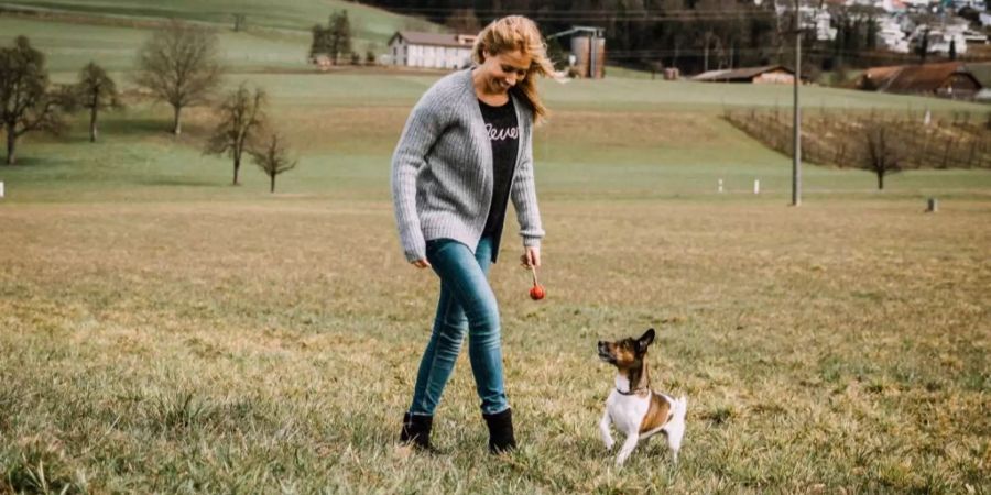 Moderatorin Sara Bachmann spielt mit Hundedame Aria.