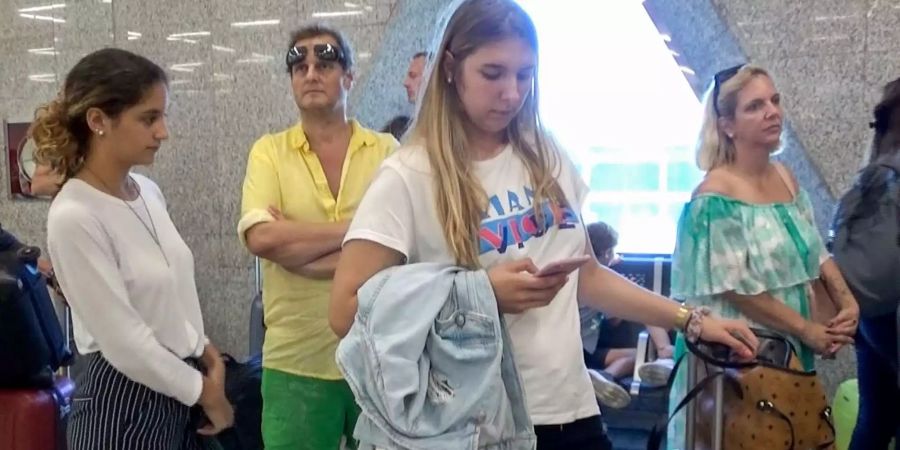 Jens Büchner und seine Familie am Flughafen von Mallorca.