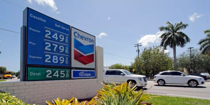 An einer Chevron-Tankstelle in Miami sind Kraftstoffpreise zu sehen.