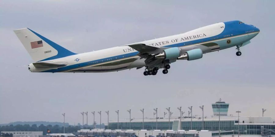 Die Air Force One verlässt den Flughafen in München Richtung Washington im Juni 2015. Die Boeing 747-200 war damals die Reisemaschine des ehemaligen US-Präsidenten Barack Obama.