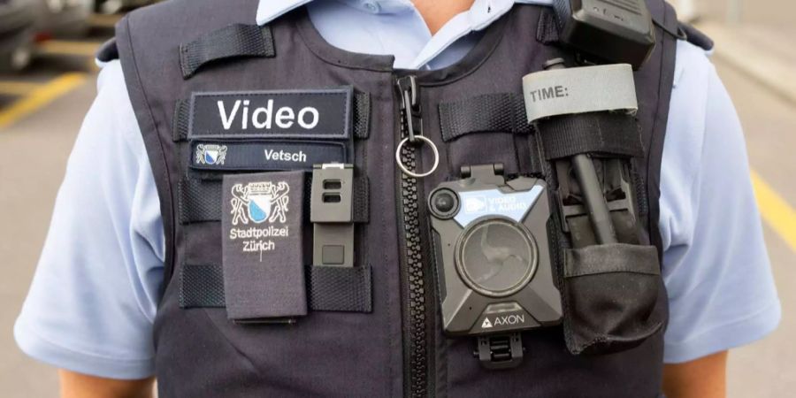 Eine Zürcher Polizistin posiert an der Medienkonferenz über die Ergebnisse des Projekts «Polizeiarbeit in urbanen Spannungsfeldern» mit Bodycams.