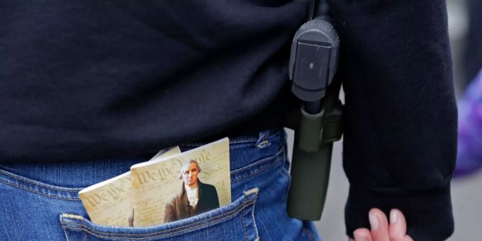 Die von Trump eingesetzte Komission empfiehlt die Bewaffnung von Lehrer (Symbolbild). Eine Frau trägt eine Pistole in einem Holster.