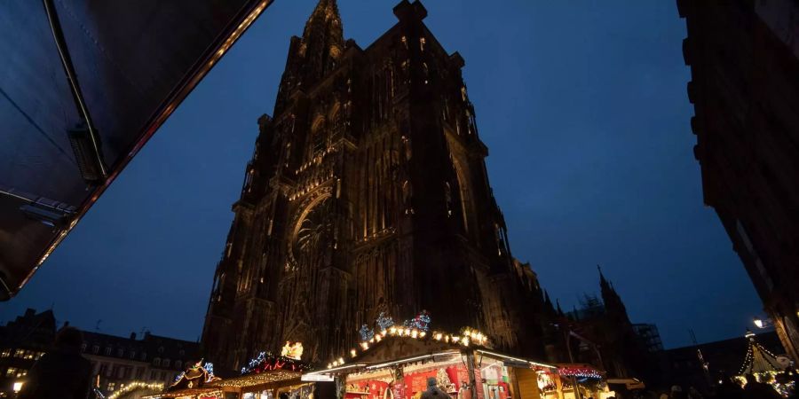 Verschiedene Buden sind auf dem Weihnachtsmarkt vor dem Münster zu sehen.