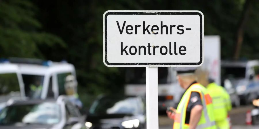 Ein Schild mit der Aufschrift «Verkehrskontrolle» steht an einer Kontr