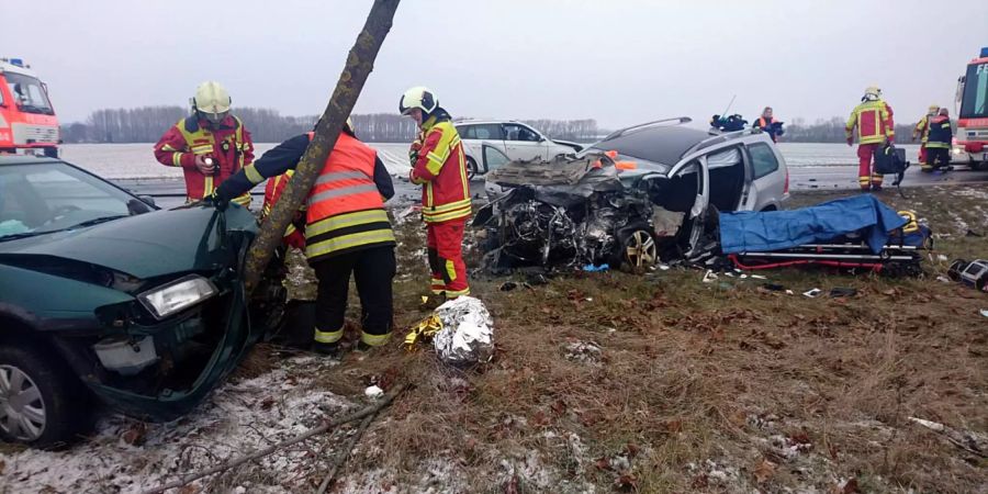 Nach einem Unfall auf der B7 zwischen Erfurt und dem Abzweig Frienstedt stehen die beschädigten Autos neben und auf der Strasse.