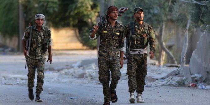 SDF-Soldaten laufen durch Syrien.