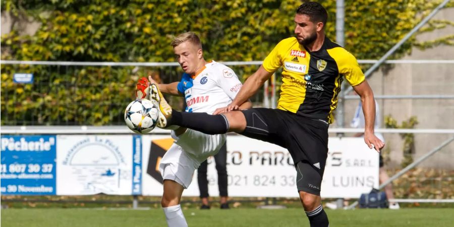 GC-Mittelfelspieler Petar Pusic kämpft mit Stade Nyonnais' Stürmer Karim Chentouf um den Ball.