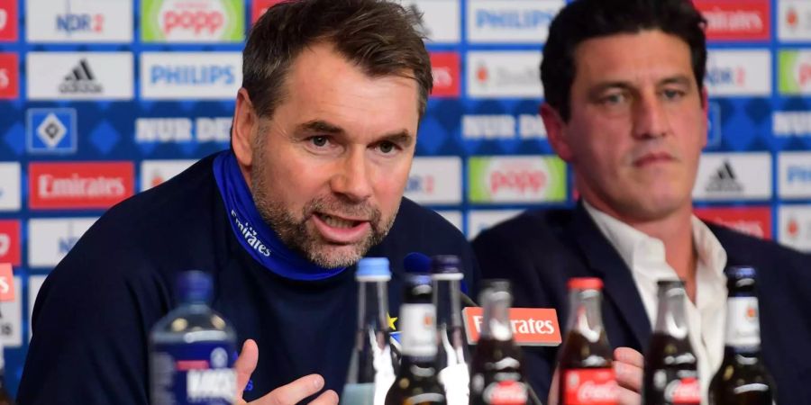 Bernd Hollerbach (vorne) und Sportdirektor Jens Todt.