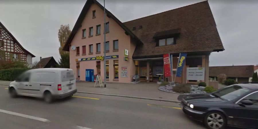 Die Männer bedrohten die Verkäuferin im Shop mit einer Pistole.