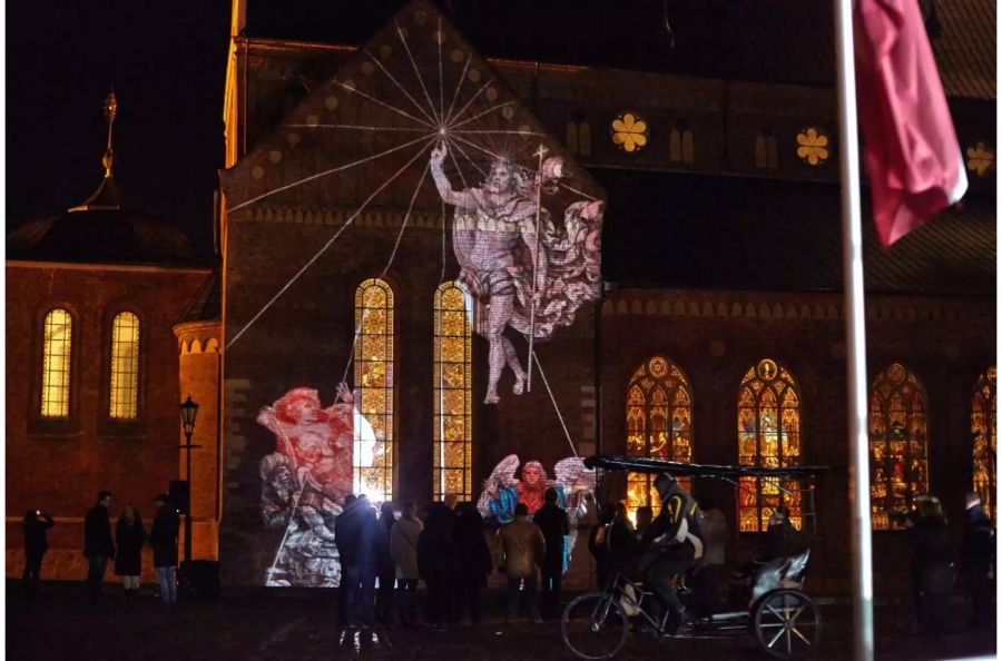 Die Lichtprojektionen am Dom erinnern zudem an das 500. Reformationsjubiläum.