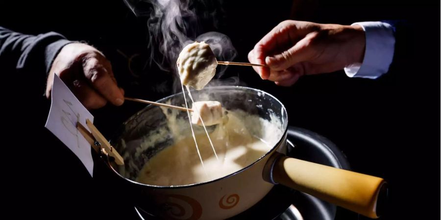 180 Teilnehmer kämpften im Waadtland um den Titel des Fondue-Weltmeisters.