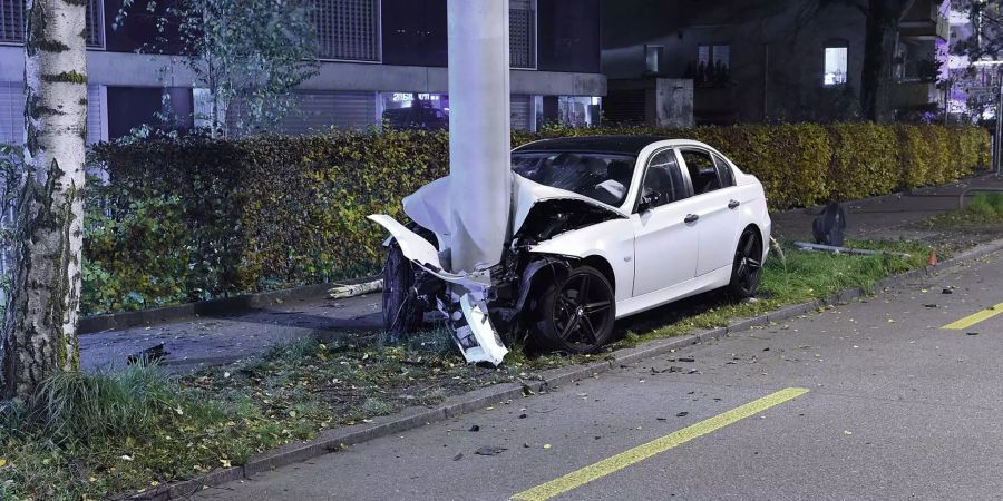 Der Lenker wurde von der Polizei verhaftet und befragt.