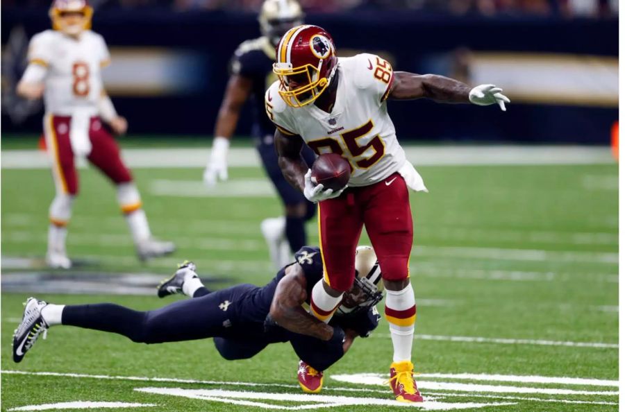 Die Washington Redskins führen gegen die New Orleans Saints sechs Minuten vor Schluss dank einer hervorragenden Leistung von Quarterback Kirk Cousins noch mit 15 Punkten Vorsprung. Am Ende verlieren sie die gewonnen geglaubte Partie noch mit 31:34 nach Verlängerung. Zudem schlägt die Verletzungsmisere erneut zu: Running Back Chris Thompson hat sich voraussichtlich den Knöchel gebrochen. Trotzdem: Wer solche Spiele nicht gewinnt, schafft es nicht in die Playoffs.