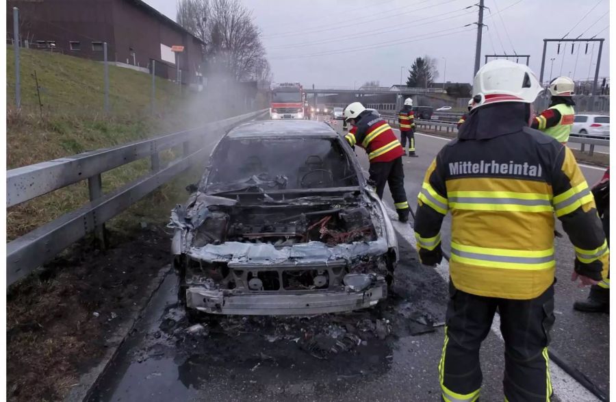 Das Fahrzeug brannte völlig aus.