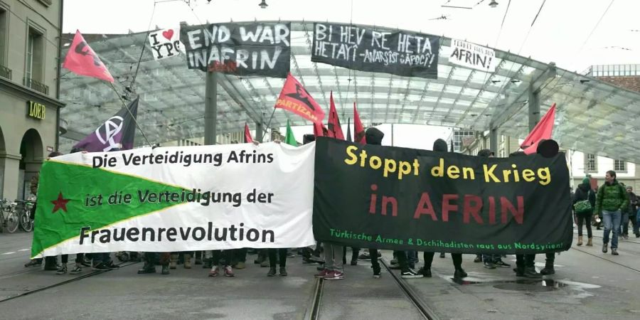 In Bern demonstrierten mehrere hundert Menschen gegen die Militäroffensive in Nordsyrien.