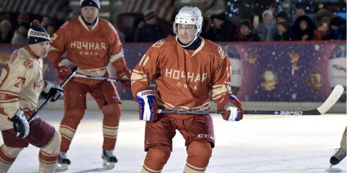Auf dem roten Platz - Putin spielt Hockey
