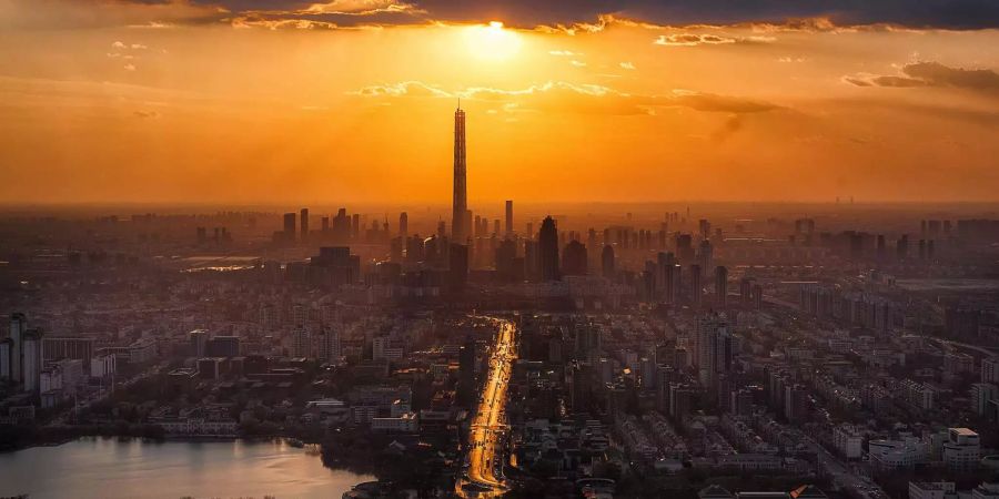 Die chinesische Hafenstadt Tianjin in der Kornkammer-Region bei Abenddämmerung.