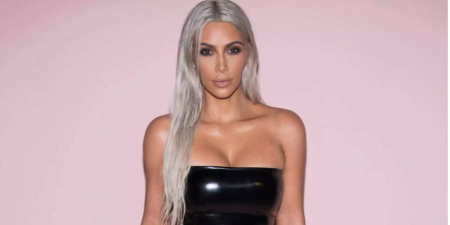 Kim Kardashian posiert im September 2017 im schwarzen Lederkleid an der Tom-Ford-Show in New York.