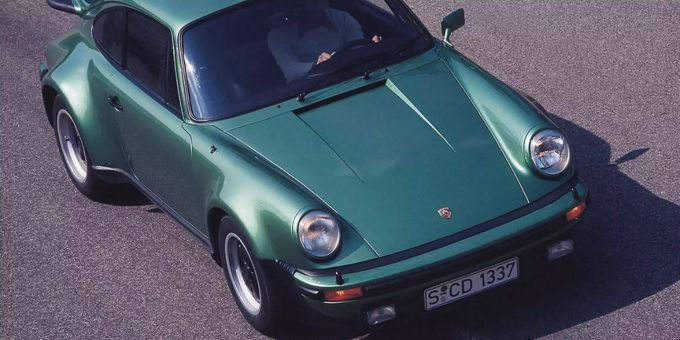 Noch heute lässt der Mythos 911 Turbo Autofans den Atem stocken. Noch heute lässt der Mythos 911 Turbo Autofans den Atem stocken.