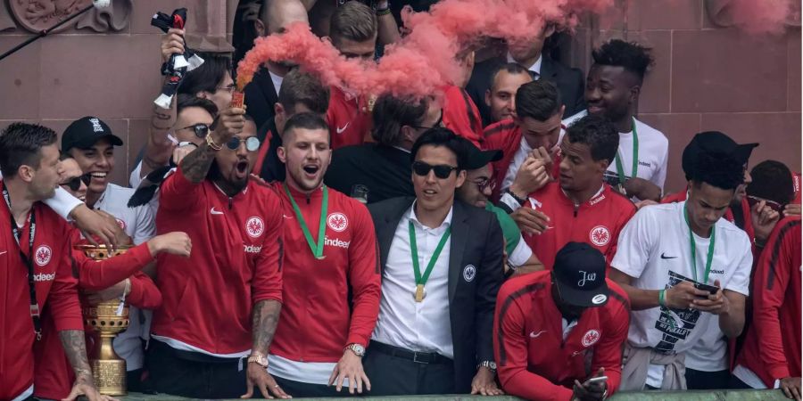 Der Spieler von Eintracht Frankfurt, Kevin-Prince Boateng, hielt am 20. Mai auf dem Balkon des Römer ein Bengalo in der Hand.