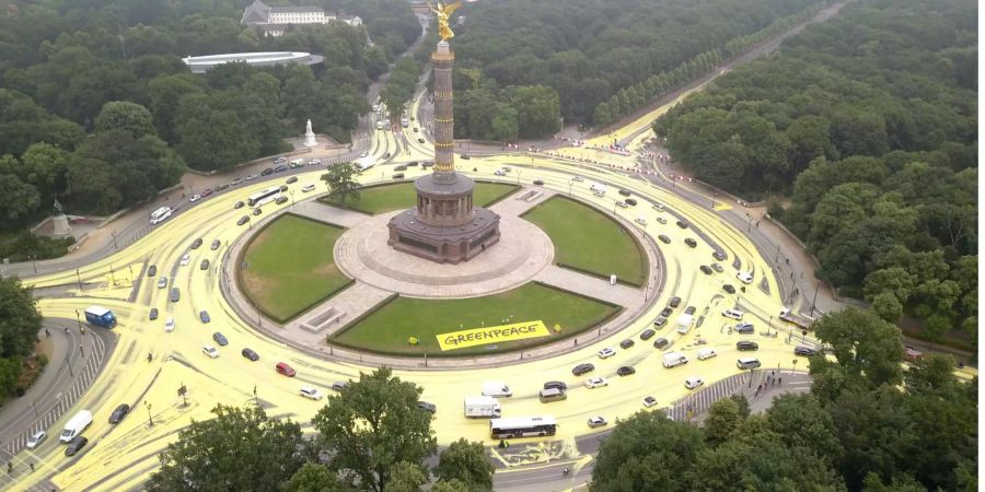 Der eingefärbte Kreisverkehr soll aus der Luft an eine Sonne, als Symbol für die Energiewende, erinnern.