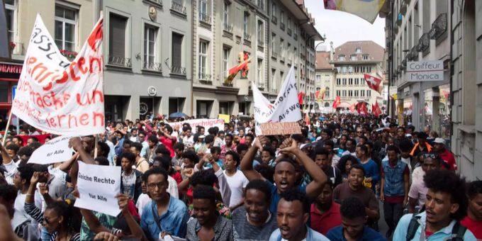 «Bleiberecht überall – kein Mensch ist illegal» ist ein Slogan, der gesungen wurde. «Bleiberecht überall – kein Mensch ist illegal» ist ein Slogan, der gesungen wurde.