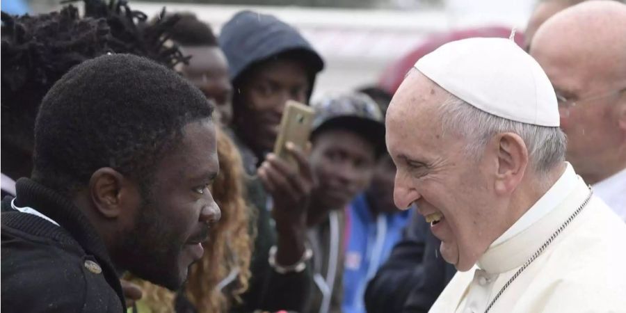 Papst Franziskus im Gespräch mit Gläubigen.