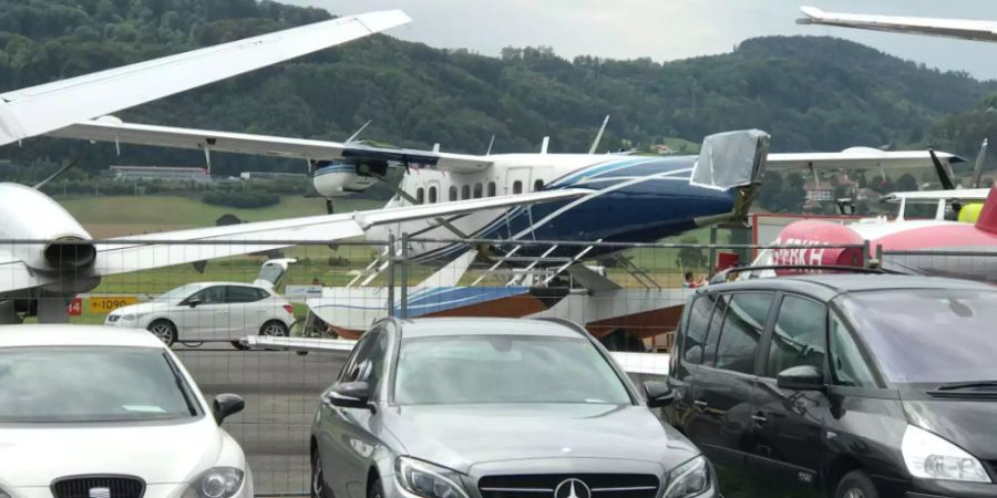 Die vom Unfall betroffene Maschine auf dem Flughafen Belp.