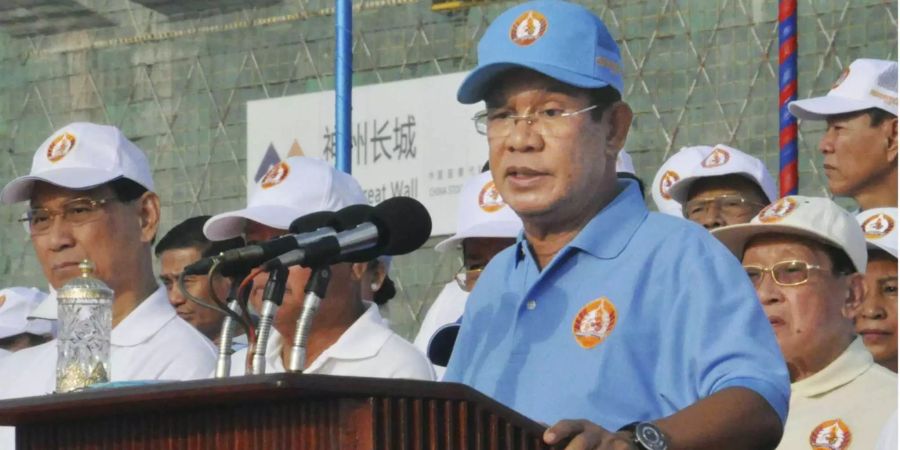 Hun Sen, Premierminister von Kambodscha, hält eine Wahlkampfrede anlässlich der bevorstehenden Parlamentswahlen.