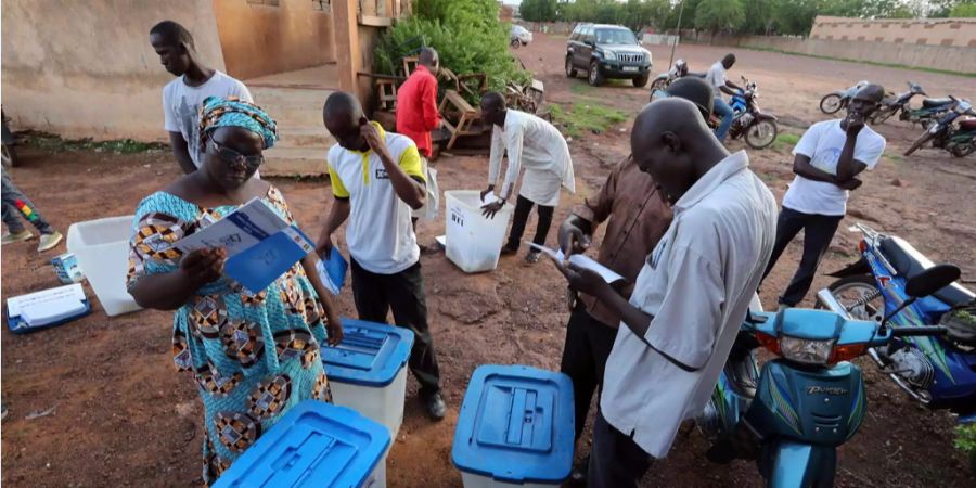 In Mali werden Boxen für die Wahlzettel vorbereitet.