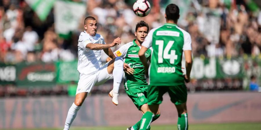 Zürichs Marco Schönbächler kämpft um den Ball mit St. Gallens Silvan Hefti.