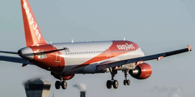 Kästen manipuliert - Wirbel um Fake-Plakat von Easyjet in Zürich