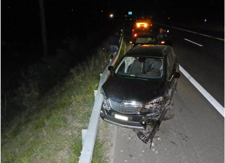 In die Leitplanke gepralltes Auto - Kapo Thurgau