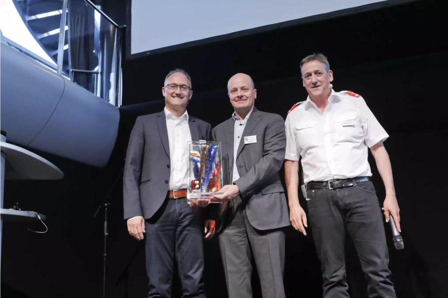 Martin Riedener, Geschäftsleitungsmitglied der Abacus Research AG, mit den Gewinnern des
Abacus Innovationspreises, Martin Raich, Finanzverwalter, und Heinz Kühne, Leiter IT, der
Gemeinde Davos (von rechts nach links) - Community