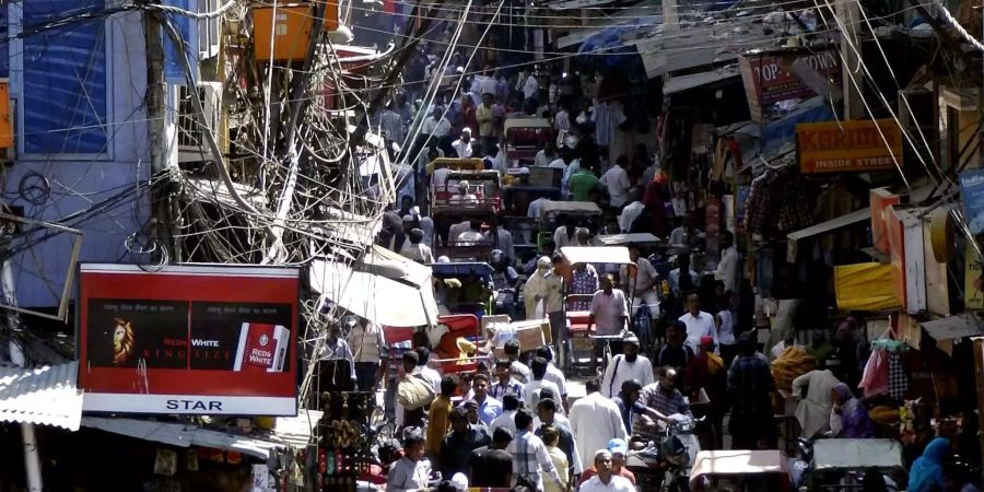 Eine Strasse in Indiens Hauptstadt Neu-Dehli.