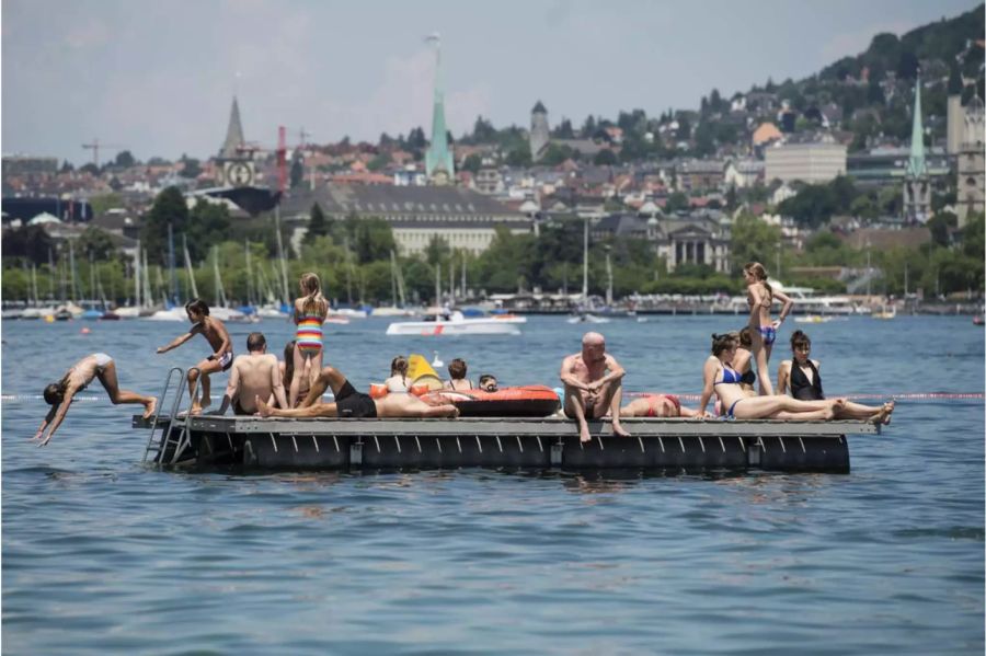 Das Strandbad Mythenquai verzeichnet mit über 271 000 Badegästen die höchste Besucherfrequenz - Keystone