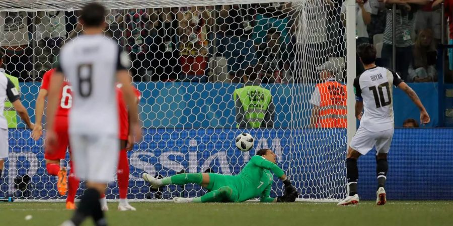 Viel Pech für Yann Sommer in der 93. Minute: Der Penalty von Costa Ricas Ruiz springt via Latte vom Kopf des Keepers ins Tor der Schweizer. Sommer wird zumindest das Tor geschrieben. Somit ist er der einzige Goalie an der WM, der bislang einen Treffer erzielt hat.