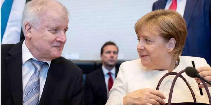 Angela Merkel und Horst Seehofer haben wieder gut lachen. Angela Merkel und Horst Seehofer haben wieder gut lachen.