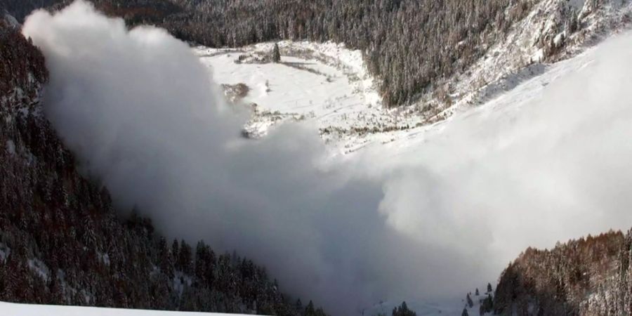 In den Alpen stammen der im Fachblatt «Nature Communications» veröffentlichten Studie zufolge im Schnitt rund elf Prozent des Gletscherschnees aus Lawinen. (Archivbild / Symbolbild)